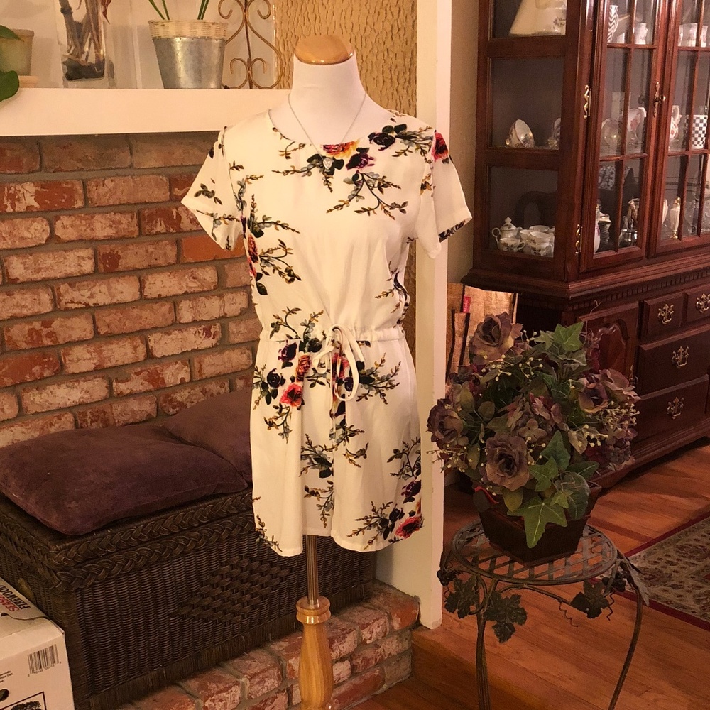 •NWOT• White Floral Romper - Picture 5 of 6